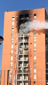 Milano, incendio a Quarto Oggiaro: brucia un palazzo 5