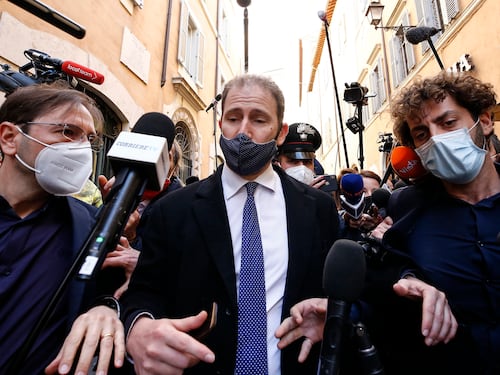 Ora Casaleggio scarica i peones querelati: pagatevi i legali, soldi solo per Crimi e Grillo