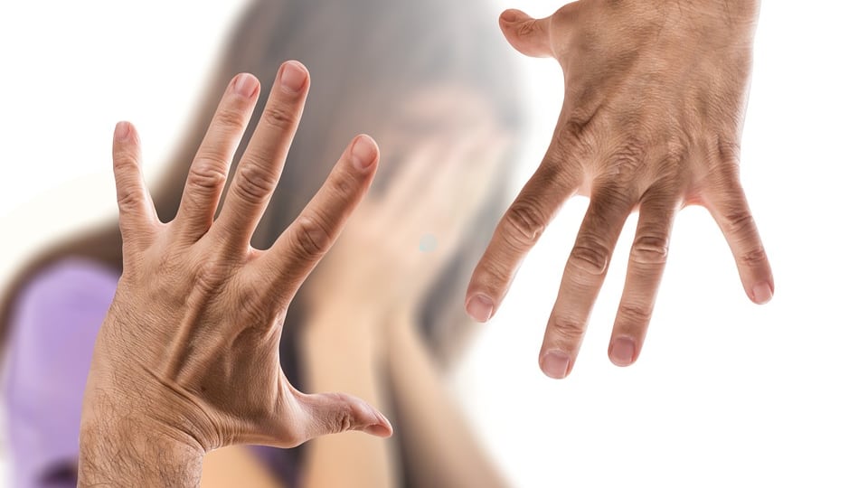 Caserta, frattura il volto dell’ex fidanzata: rischia 14 anni lo stalker 27enne