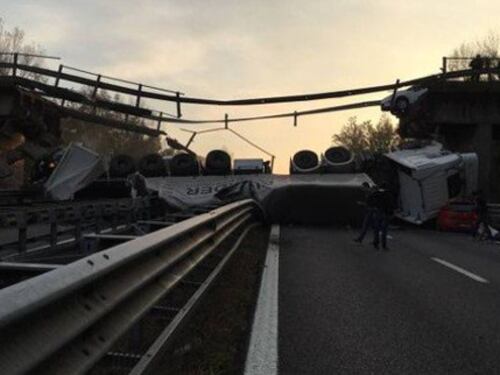 Lecco, crolla il ponte sulla superstrada: tir precipita sulle auto