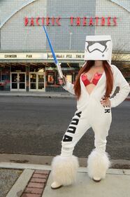 Aspettando Star Wars - Il Risveglio della Forza: attrice si spoglia per strada 20