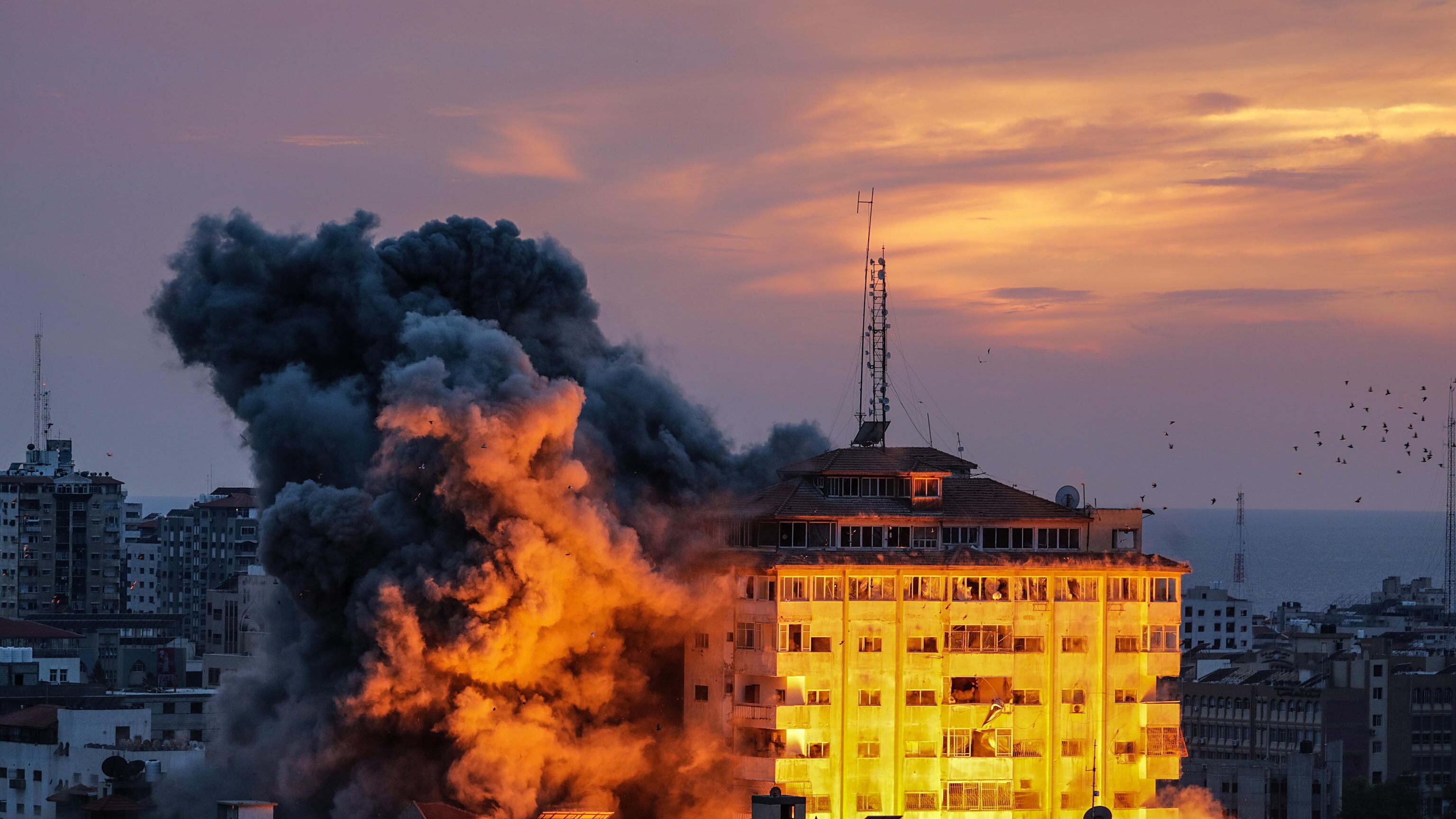 Sirene a Tel Aviv e nuovi razzi da Hamas. Si aggrava il bilancio: oltre 150 morti | La diretta