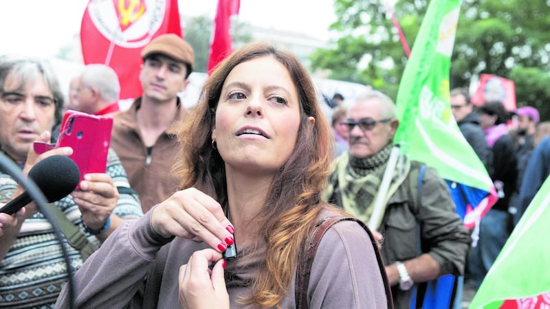 Al Lambretta con la bandiera dei partigiani alleati di Tito: il nuovo “orgoglio” di Ilaria Salis