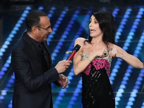 Sanremo, la mossa sexy di Giorgia per evitare che il vestito scivoli via