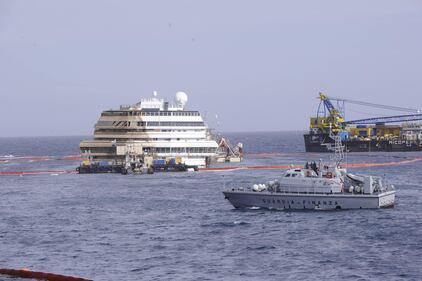 La Costa Concordia di nuovo in piedi 4