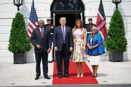 Melania Trump nell'orto con i tacchi: foto 3