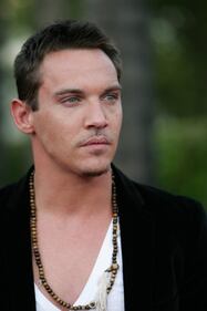 Jonathan Rhys-Meyers: rehab inutile, ancora vittima dell'alcool 11