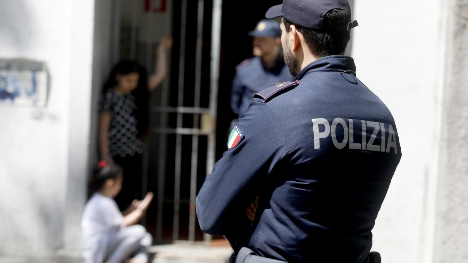Nigeriano abusa di moglie e bimba