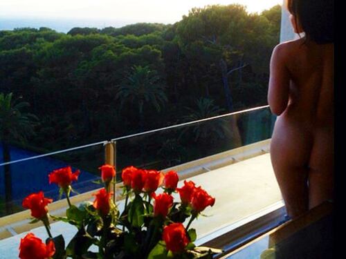 Daisy Lowe: fisico hot e nudo in terrazza a Cannes per la modella