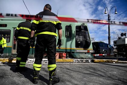 Paura per Immobile, si schianta contro un tram a Roma: le immagini dell'incidente 18