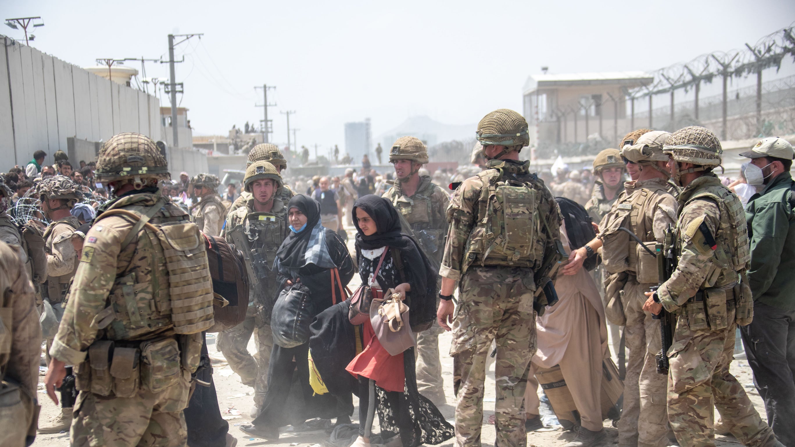 Via dall'Afghanistan: la folla in aeroporto e l'eco degli spari