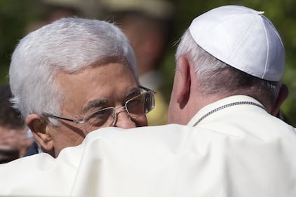 L'elicottero su cui vola Francesco atterra a Betlemme 5