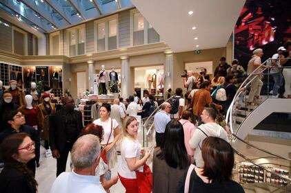 Ressa di gente all'inaugurazione del primo negozio Uniqlo in Italia 14