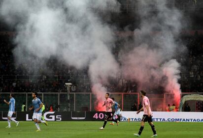Alta tensione al Barbera: Palermo-Lazio sospesa più volte 10