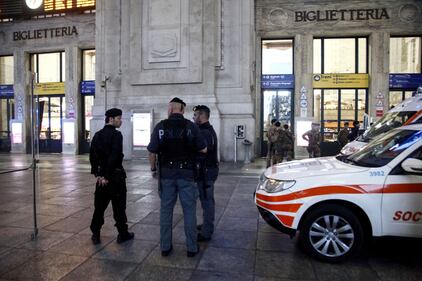 Milano, i soccorsi dopo l'aggressione in centrale 18