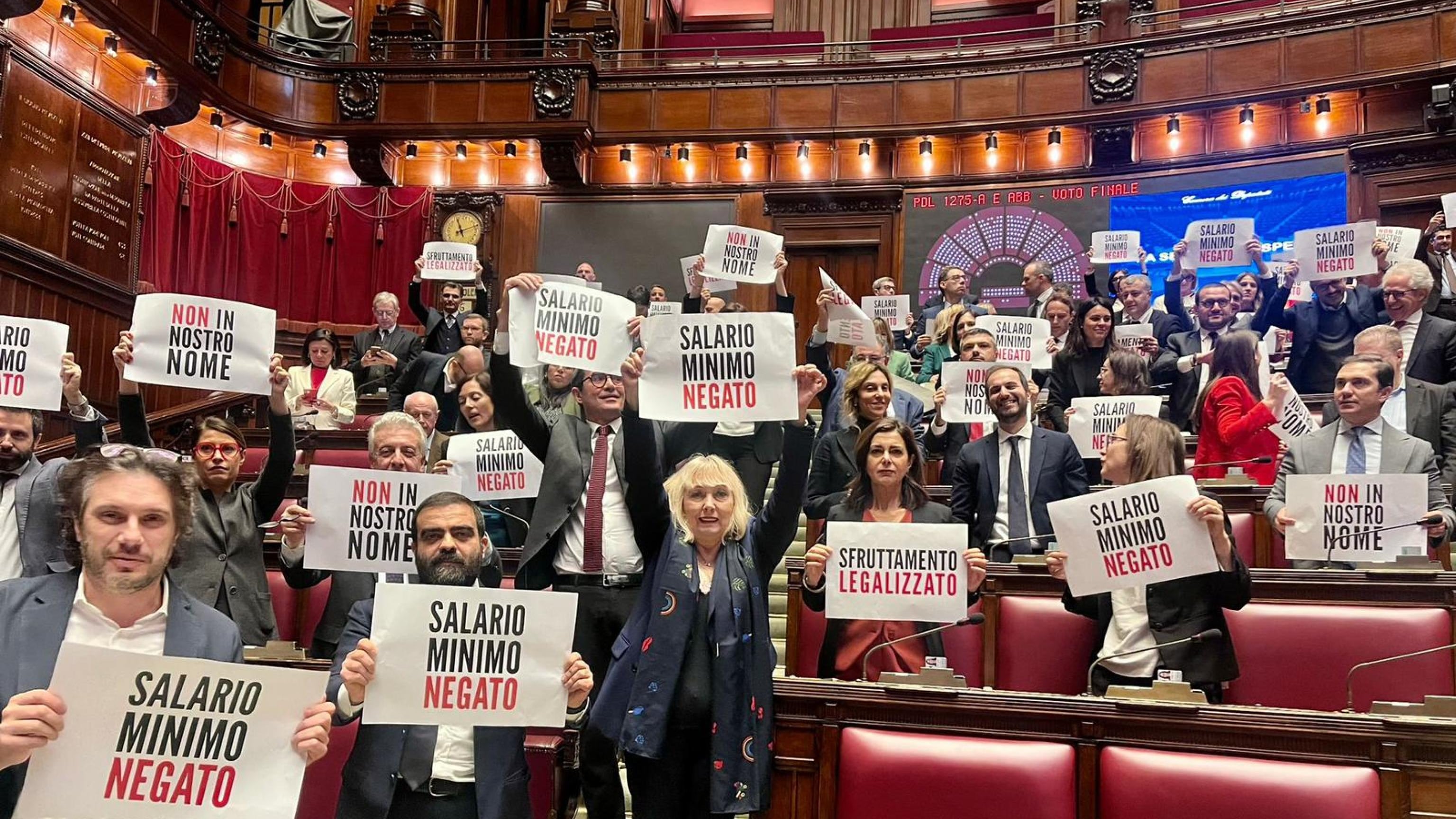 Salario minimo, passa il testo alla Camera. E in Aula scoppia la bagarre