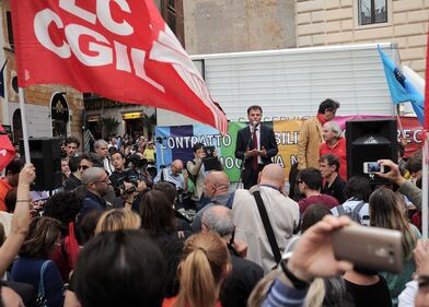 Fassina contestato in piazza 9