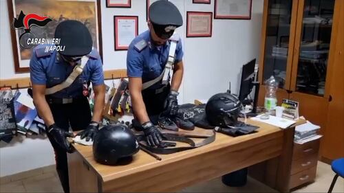 Fucile e pistola contro i dipendenti di un distributore: rapina choc a Napoli 4