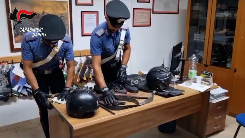 Fucile e pistola contro i dipendenti di un distributore: rapina choc a Napoli 4
