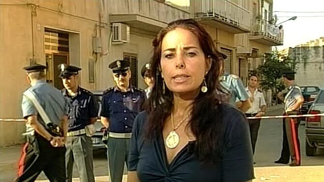 Giornalista aggredita e presa a schiaffi mentre intervista la moglie di un boss
