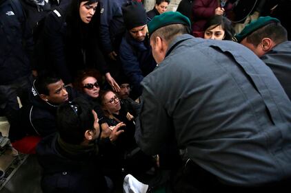 Occupano la basilica di piazza del Popolo: "Mai con Salvini" 13