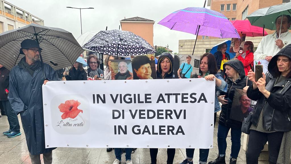 "Conte e Speranza in galera". Rabbia al presidio di fronte al tribunale di Brescia