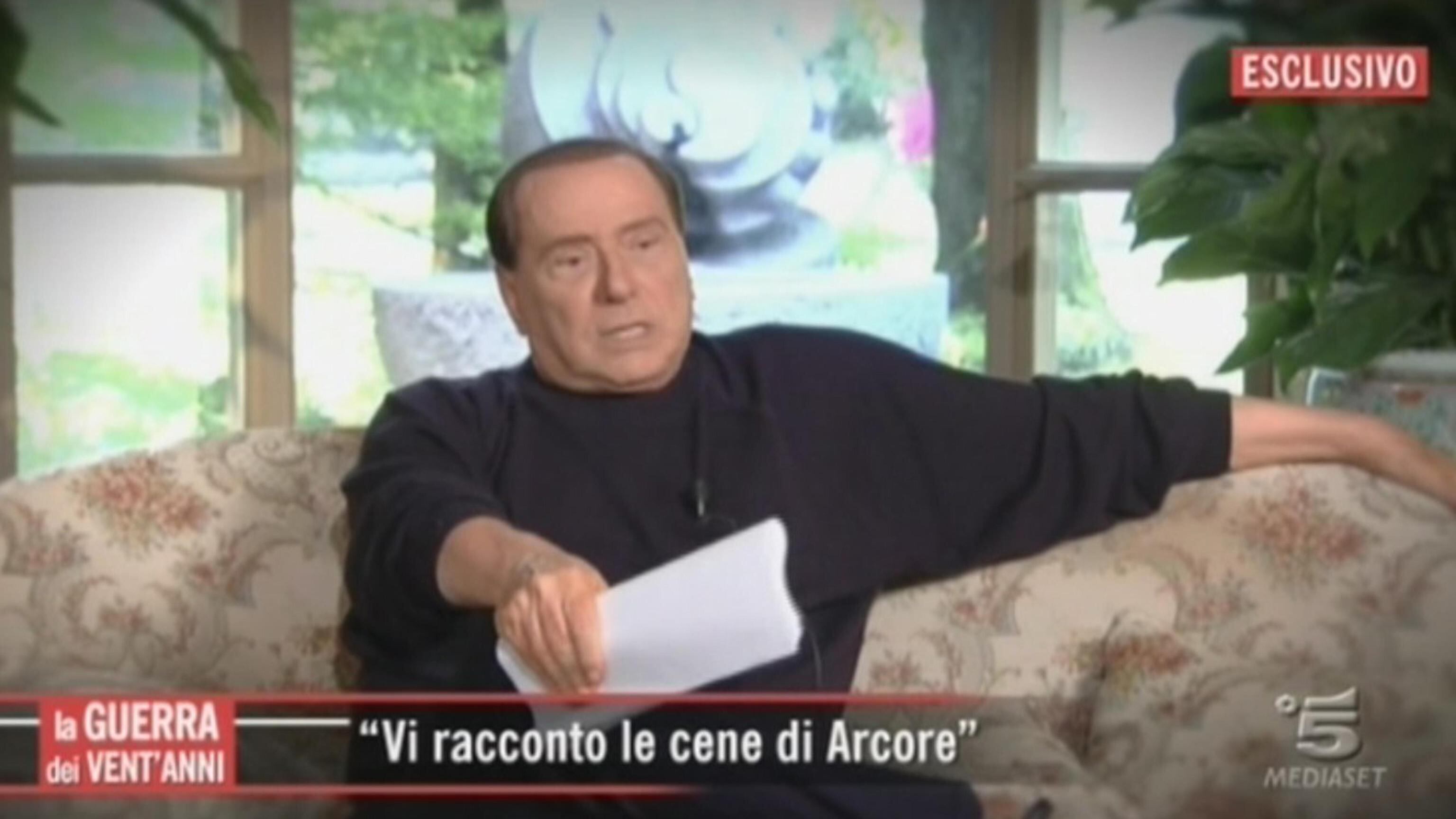 Berlusconi si difende in tv. E il popolo degli anti Cav grida al conflitto d'interessi