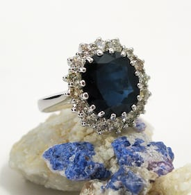 Una replica del prezioso anello con maxizaffiro