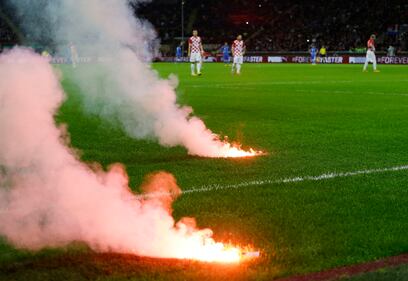 Fumogeni in campo, partita sospesa 3