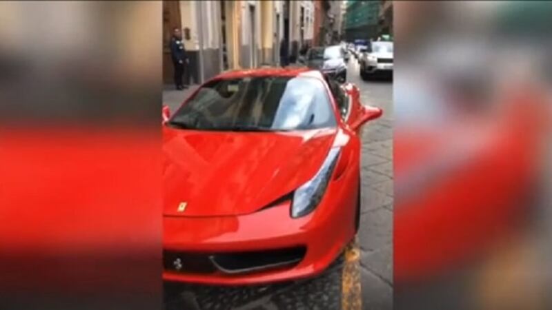 Ferma Ferrari sul posto dei disabili e insulta consigliere regionale