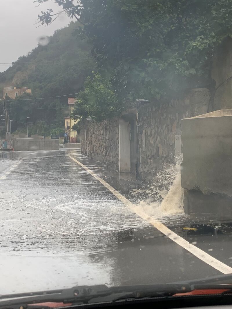 Il maltempo flagella la Liguria: strade allagate e fiumi in piena 3