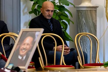 Luciano Spalletti raccolto in preghiera