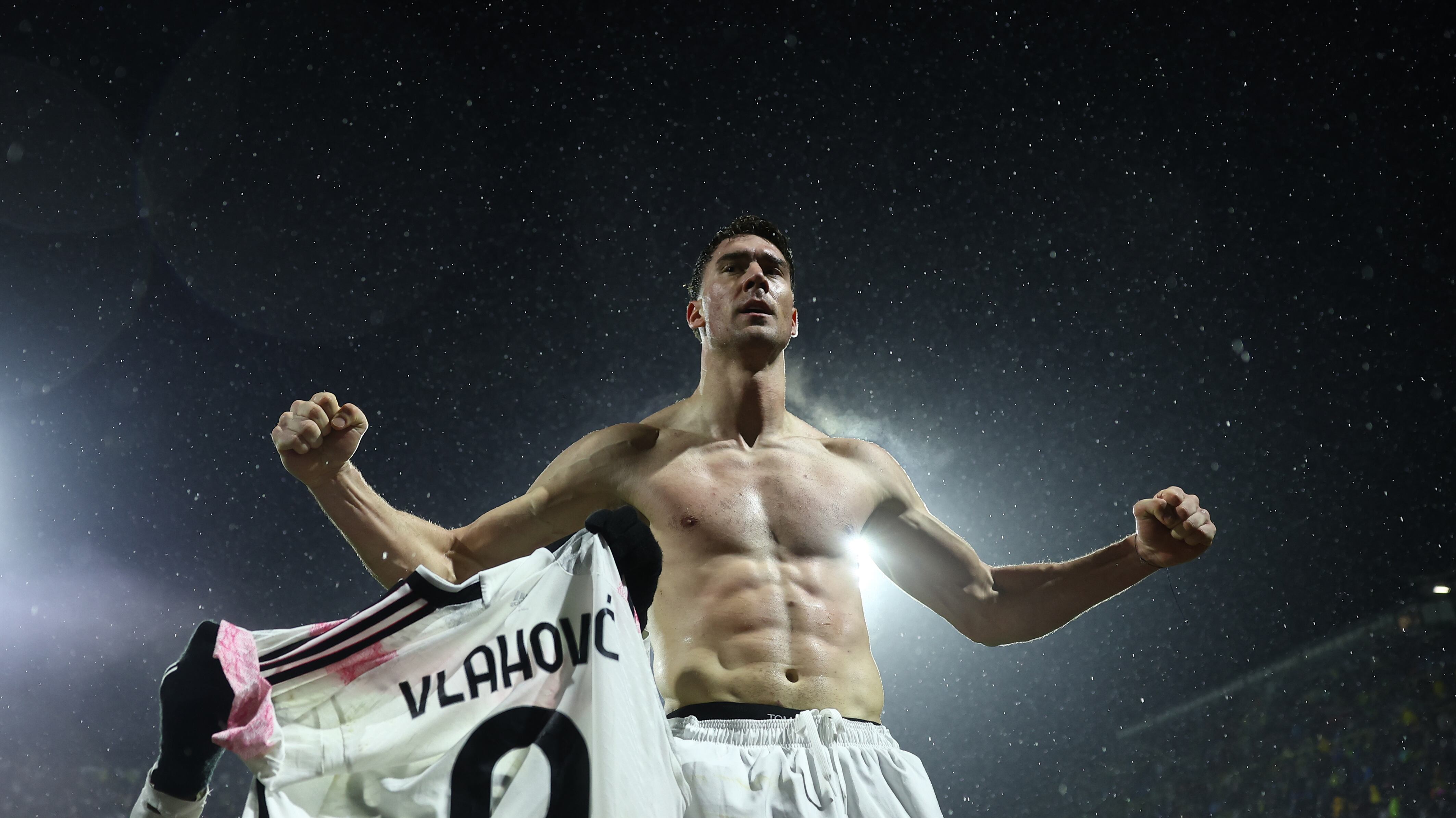 La Juve risponde all'Inter con la testata di Vlahovic