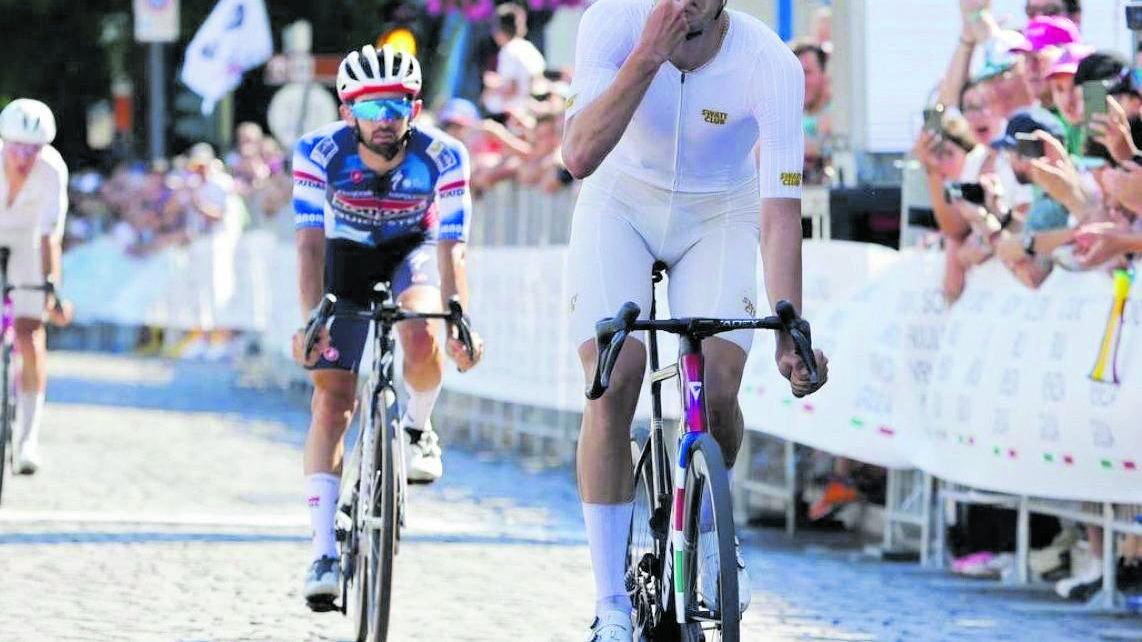 Ciclismo, professionisti battuti dall'amatore senza sponsor