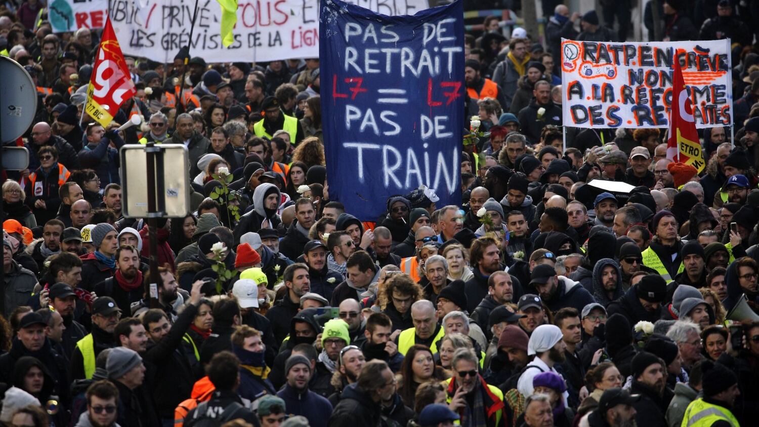 Francia, il premier Philippe: "Sulle pensioni andremo fino in fondo"