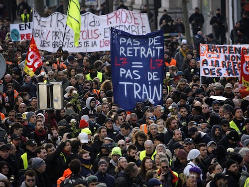 Francia, il premier Philippe: "Sulle pensioni andremo fino in fondo"