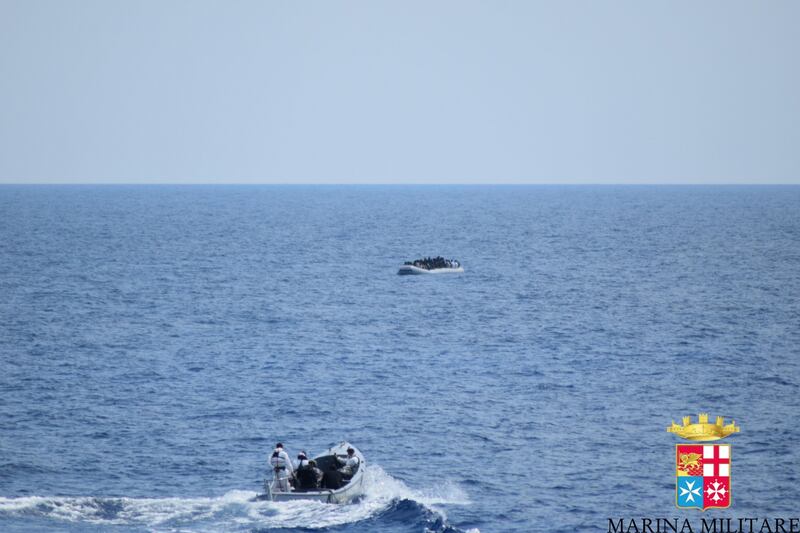 Migranti aggrappati a un barile tratti in salvo 2