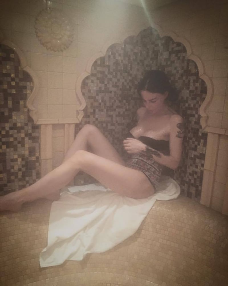 Nina Moric, topless su Facebook 15
