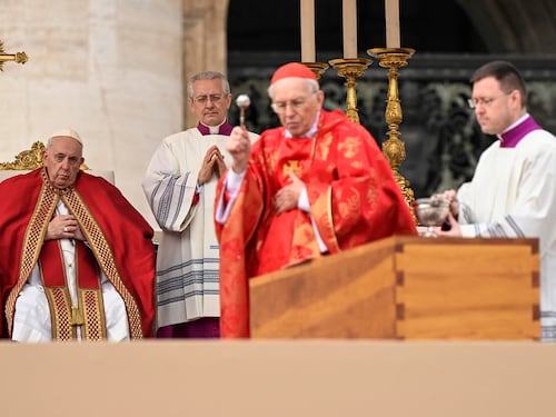L'ultimo addio a Benedetto XVI