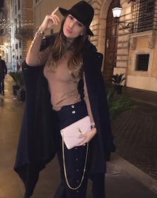 Cristina Buccino hot, il maglione è trasparente 10