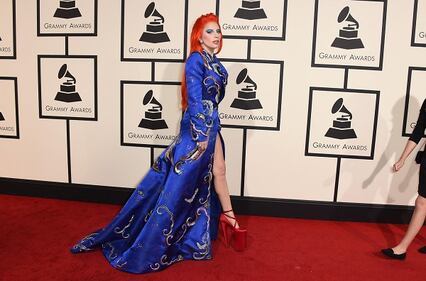Lady Gaga: capelli rosso fuoco per i Grammy 2016. Foto 8