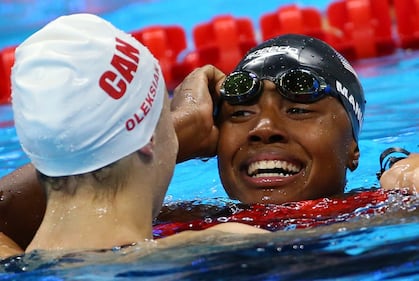 Simone Manuel fa la storia: prima afroamericana a vincere l'oro nel nuoto. Le lacrime di gioia 17