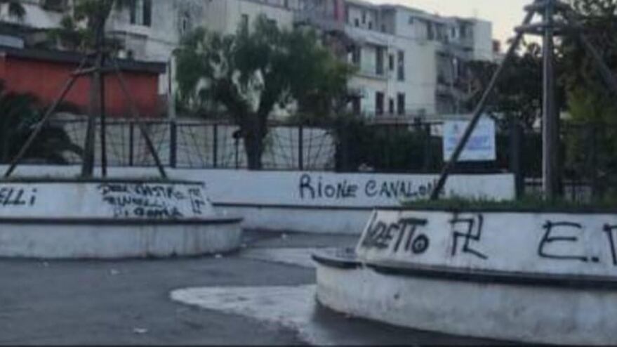 Svastiche e scritte razziste nel parco giochi di Ercolano