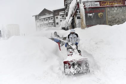 Sestriere, sommersa dalla neve 4