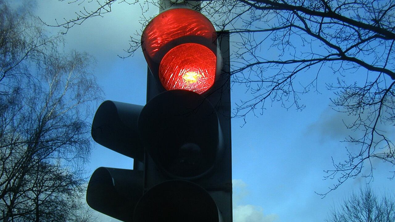 Occhio ai sensori piazzati agli incroci: come funziona il T-Red e quali multe si rischiano