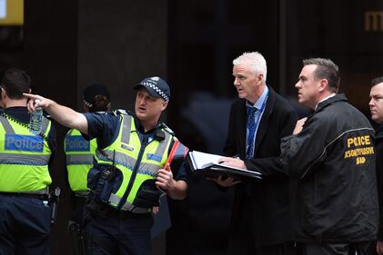 Terrore a Melbourne: fa esplodere l'auto e accoltella i passanti 11