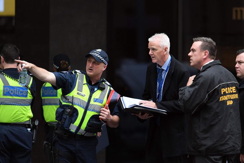 Terrore a Melbourne: fa esplodere l'auto e accoltella i passanti 11