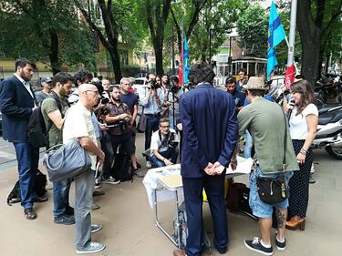 Cannabis terapeutica, la protesta di Cappato fuori dal Pirellone 5