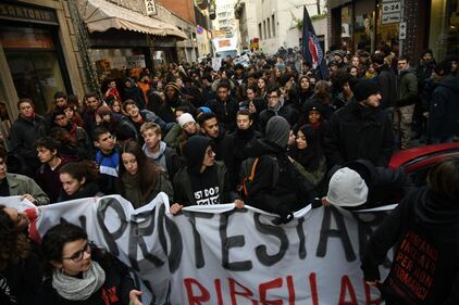 Gli studenti in corteo a Milano: alcuni indossano gilet gialli 3