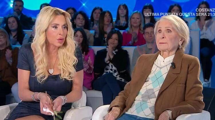 Valeria Marini, l'attacco della madre Gianna Orrù: "Bisogna stare zitti, cerchi visibilità"